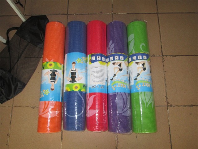 Loại thảm Yoga có kích thước nhỏ được các chủ cửa hàng cho biết là bán chạy nhất. Ảnh: Ngọc Thi