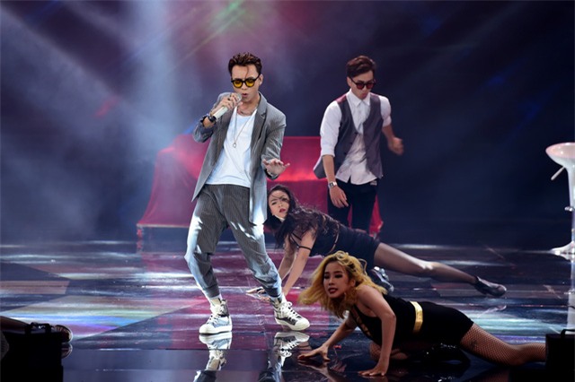 Ở phần hát đơn, Soobin Hoàng Sơn thể hiện ca khúc Vui đi em – ca khúc được anh lựa chọn thực hiện MV ra mắt cách đây chưa lâu.