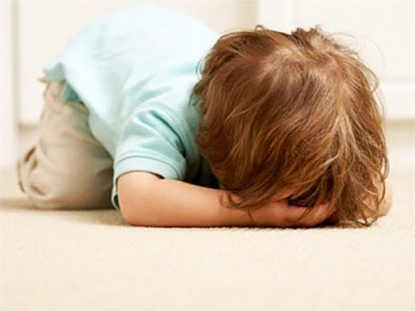 Xoa dịu một em bé đang ăn vạ 2