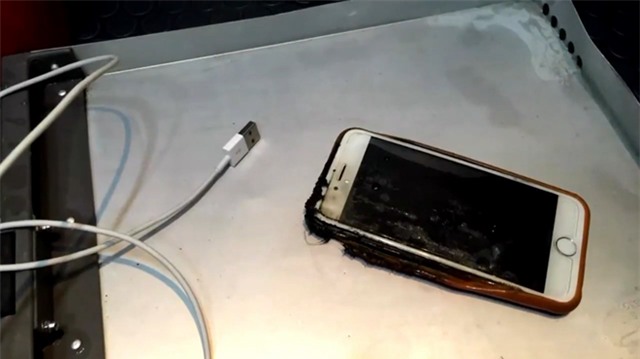 iPhone 6 bốc cháy trên máy bay