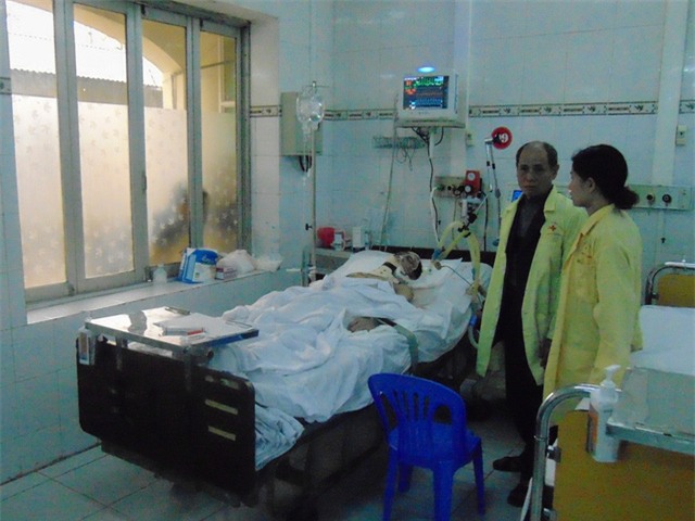 Bệnh nhân Đặng Cao Thủy vẫn đang hôn mê sâu và phải thở máy. Ảnh: Trọng Oanh