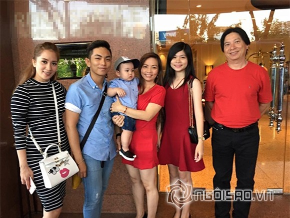 Hình ảnh “Kiện tướng dancesport” quây quần trong bữa tiệc của mẹ chồng cùng đại gia đình Phan Hiển đã chứng minh cuộc hôn nhân của họ hoàn toàn được lòng gia đình chồng ủng hộ chứ không phải mâu thuẫn như lời đồn.