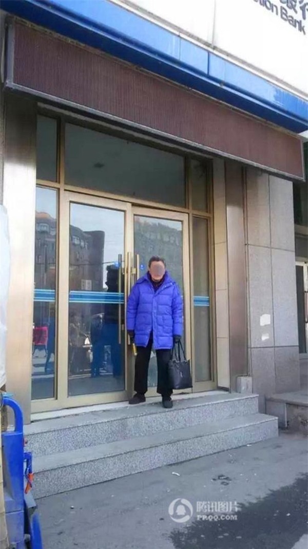 Cụ bà xuất hiện trước cây ATM, trên tay lăm lăm chiếc búa.