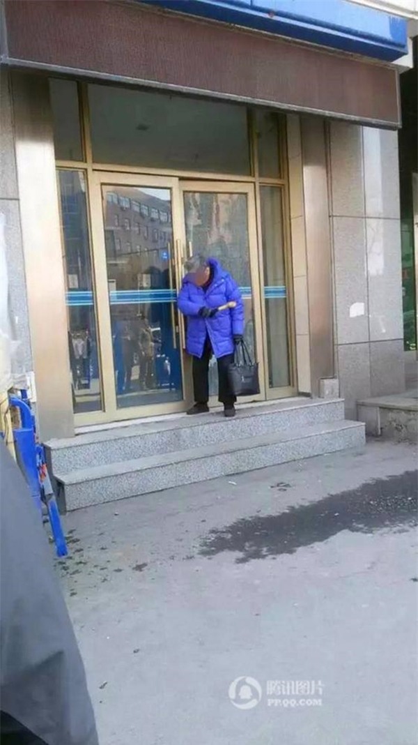 Cụ bà ra sức nện chiếc búa vào cửa kính.