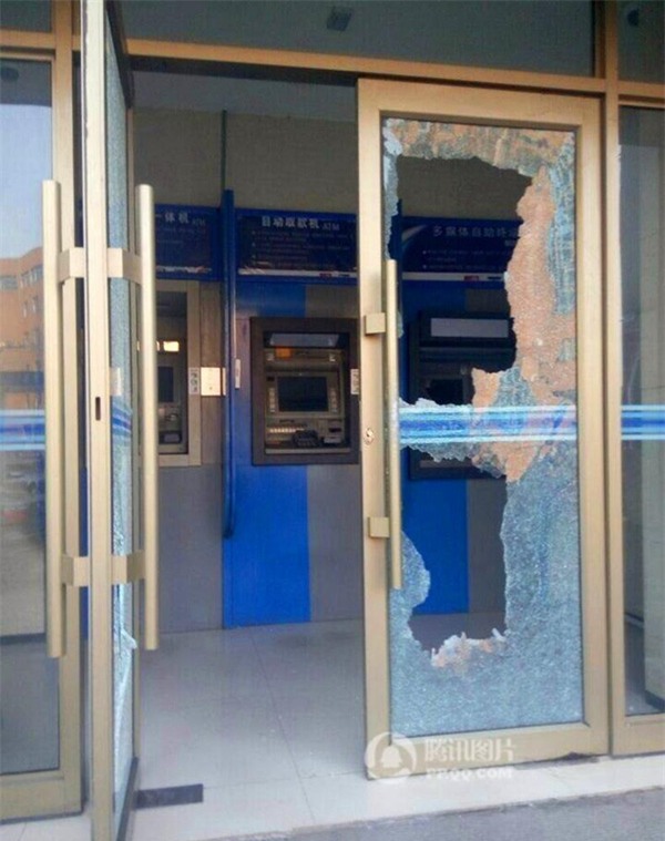 
Cửa kính của cây ATM bị đập nát.
