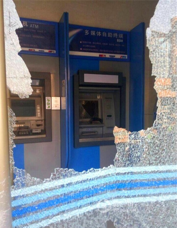 Nguyên nhân khiến cụ bà bức xúc là do cụ ông không rút được tiền từ máy ATM.