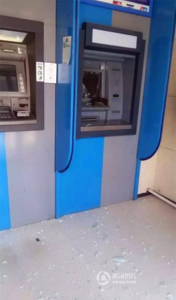 
Ngoài cửa ra vào, màn hình của chiếc máy ATM kém thông minh cũng bị cụ bà đập nát.
