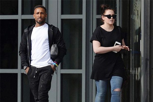 Jermain Defoe, tiền đạo Sunderland, Premier League, Sunderland, Ngoại hạng Anh, siêu mẫu, bà mẹ 2 con, WAGs, chân dài