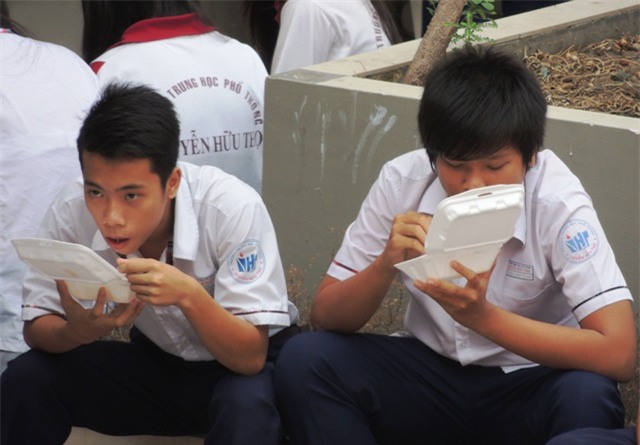 Bữa ăn hàng ngày của học trò trong nhịp sống đô thị chứa đựng rất nhiều nguy cơ (Ảnh: Hoài Nam)