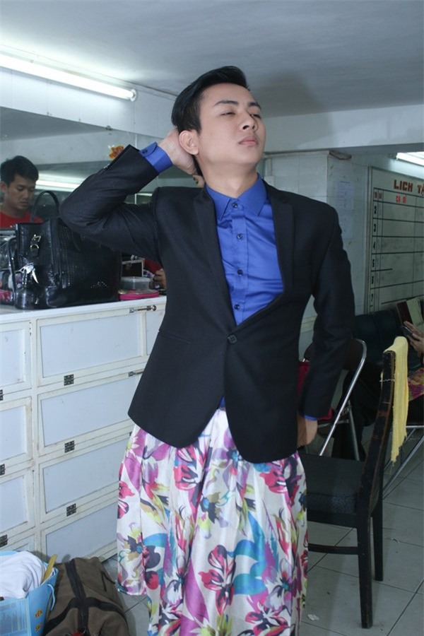 ... là một chiếc váy hoa không thể điệu đà và nhí nhố hơn.