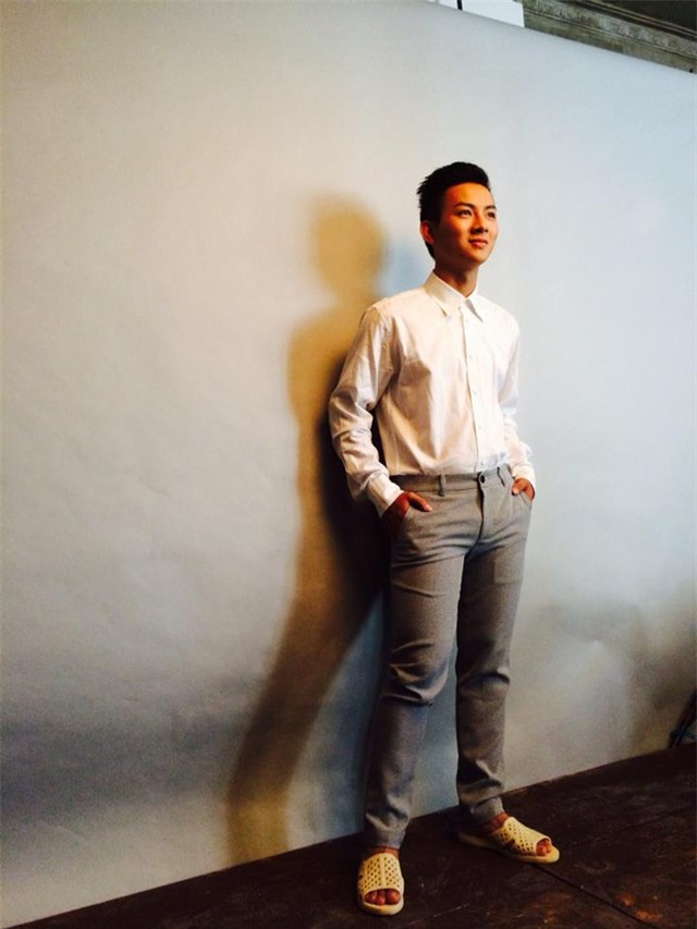 Một khoảnh khắc tương tự của Hoài Lâm với bộ sơ mi cắm thùng kết hợp với tổ ong trắng.