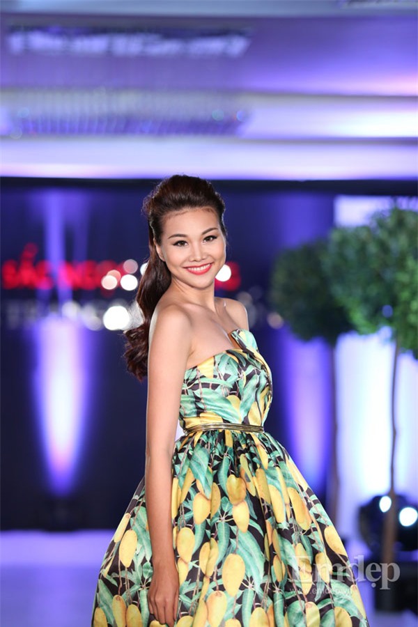 Siêu mẫu Thanh Hằng rạng rỡ và sang trọng khi chụp ảnh từ chân váy lên...