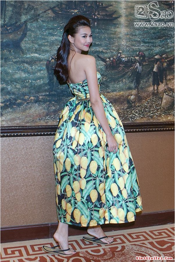 ... và không hất ống kính xuống phía dưới một chút.