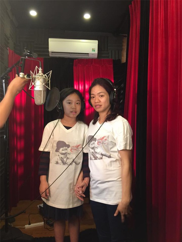 Xúc động trước hình ảnh vợ Trần Lập dẫn con gái đi thu âm ca khúc của chồng - Ảnh 1.