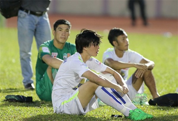 Sau mùa trước gặp nhiều khó khăn về chuyên môn, mùa này HAGL đã chơi hay hơn nhưng lại gặp vài khó khăn bên lề.