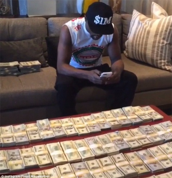 Rỗi việc, Mayweather tung video khoe cả núi tiền - Ảnh 2.