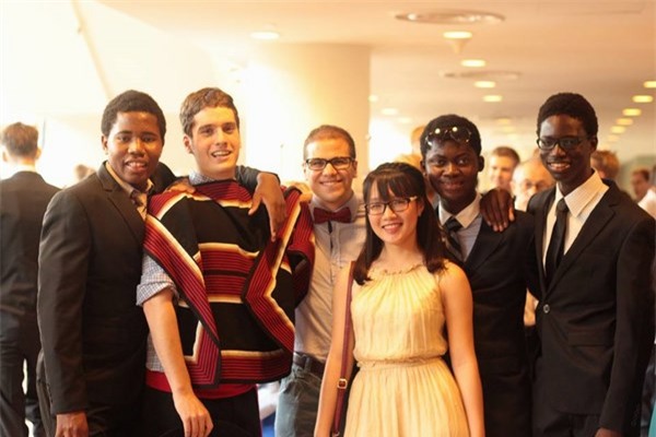 Ngọc rạng rỡ trong ngày tốt nghiệp tại Singapore.