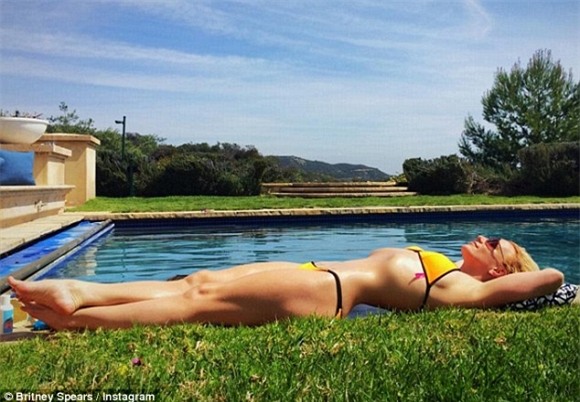 Ca sĩ Mỹ Britney Spears bị fan chê vì khoe ảnh photoshop quá đà 1