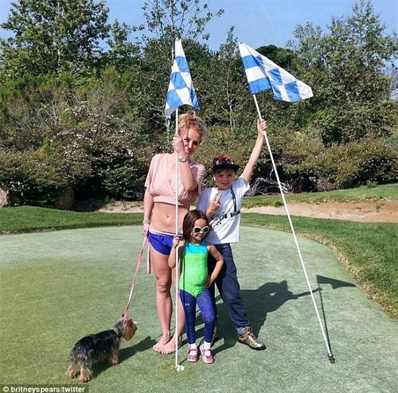 Ca sĩ Mỹ Britney Spears bị fan chê vì khoe ảnh photoshop quá đà 2