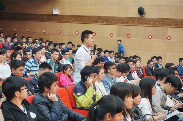 Các bạn sinh viên liên tiếp đưa ra những câu hỏi về việc làm, khởi nghiệp cho các CEO