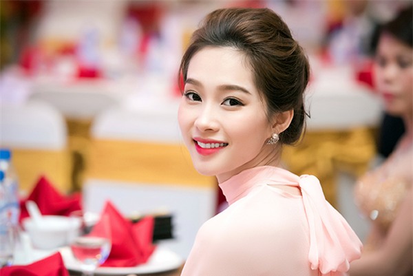 Ngắm loạt ảnh xinh ơi là xinh của Hoa hậu Thu Thảo khi dự sự kiện - Ảnh 2.