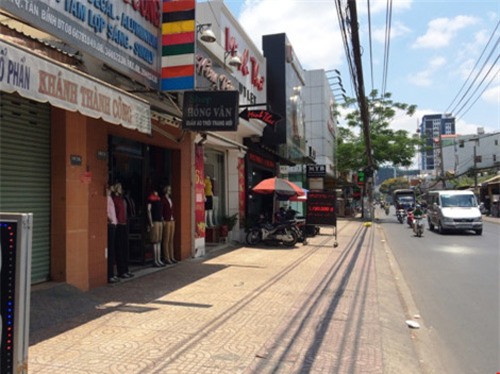 ca truy tim 2 thanh nien giat con tu tay me giua pho - 1