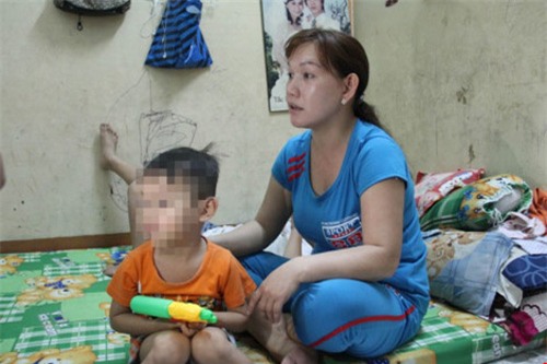 ca truy tim 2 thanh nien giat con tu tay me giua pho - 2