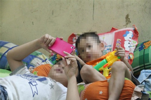 ca truy tim 2 thanh nien giat con tu tay me giua pho - 3