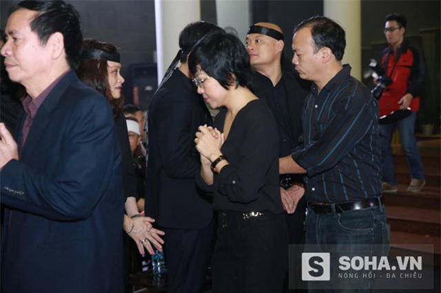 
MC Thảo Vân nghẹn ngào chia buồn cùng gia đình nhạc sĩ Thanh Tùng.
