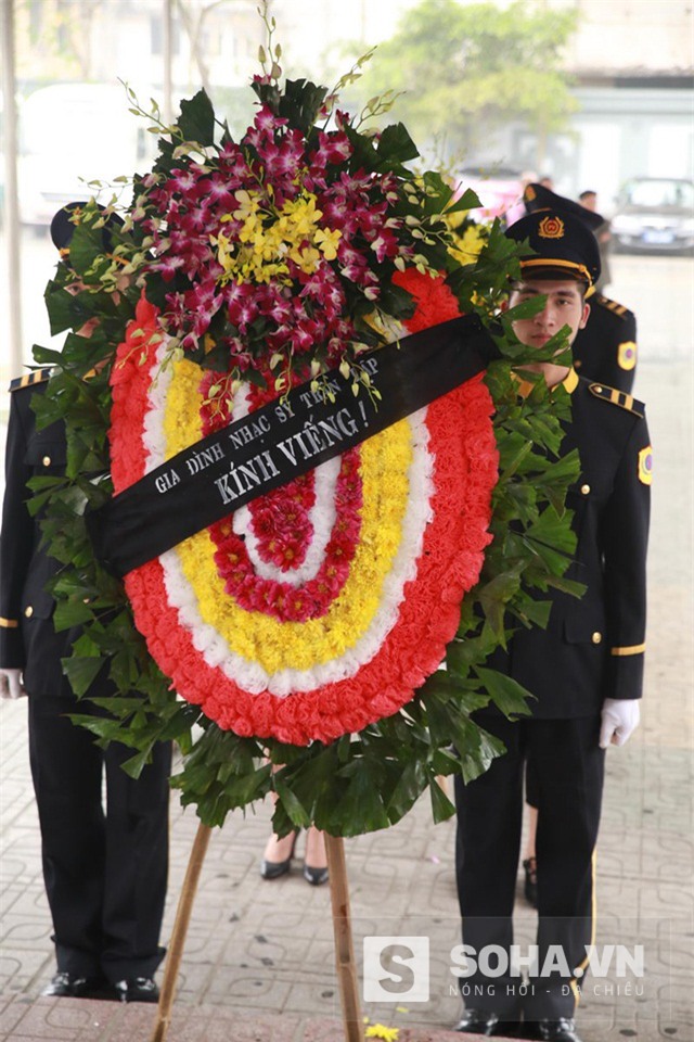 Rất nhiều ca sĩ, trung tâm âm nhạc gửi vòng hoa tiễn biệt nhạc sĩ Giọt nắng bên thềm. Gia đình ca sĩ, nhạc sĩ Trần Lập cũng gửi vòng hoa viếng nhạc sĩ Thanh Tùng.