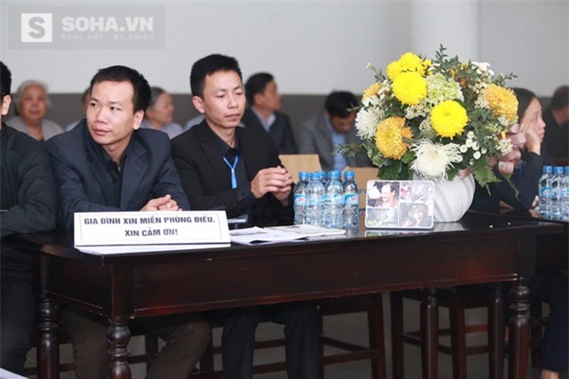 Ngoài sảnh nơi đặt bàn ghi sổ tang, gia đình cũng bày khá nhiều ảnh của nhạc sĩ Thanh Tùng. Đây là những bức ảnh ghi lại các khoảnh khắc đáng nhớ từ khi vị nhạc sĩ nổi tiếng còn trẻ tới lúc trở thành ông lão thất thập.