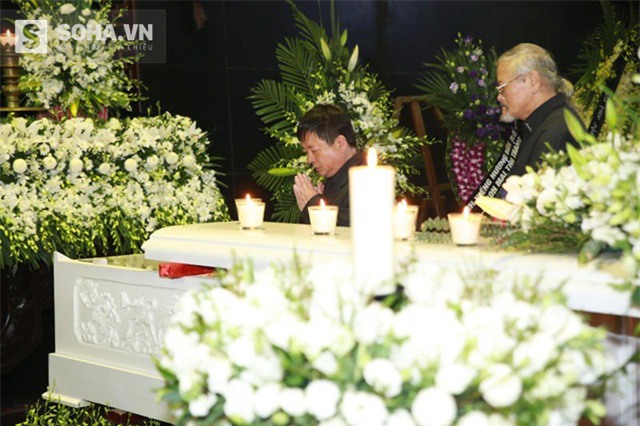 Nhạc sĩ Đỗ Hồng Quân vào nhìn mặt đồng nghiệp lần cuối.