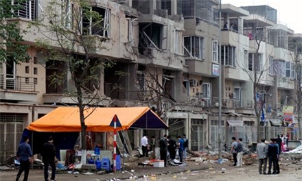 Vụ nổ khiến cả một dãy nhà khu đô thị thấp tầng tan hoang (ảnh Tiến Nguyên).