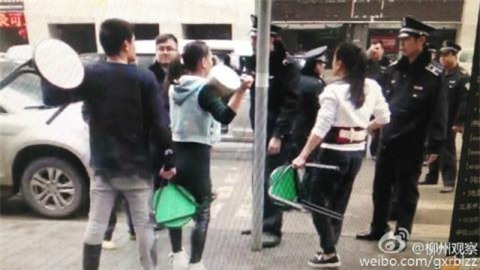 Dang lam nhiem vu, canh sat bi nam chu quan cuong hon