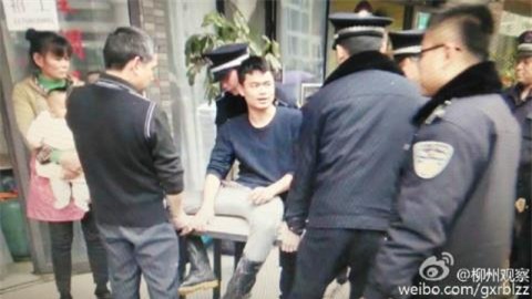 Dang lam nhiem vu, canh sat bi nam chu quan cuong hon