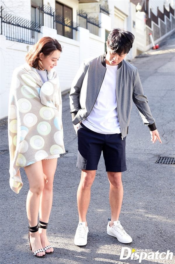 Cap doi 'Hau due mat troi' tinh cam trong hau truong hinh anh