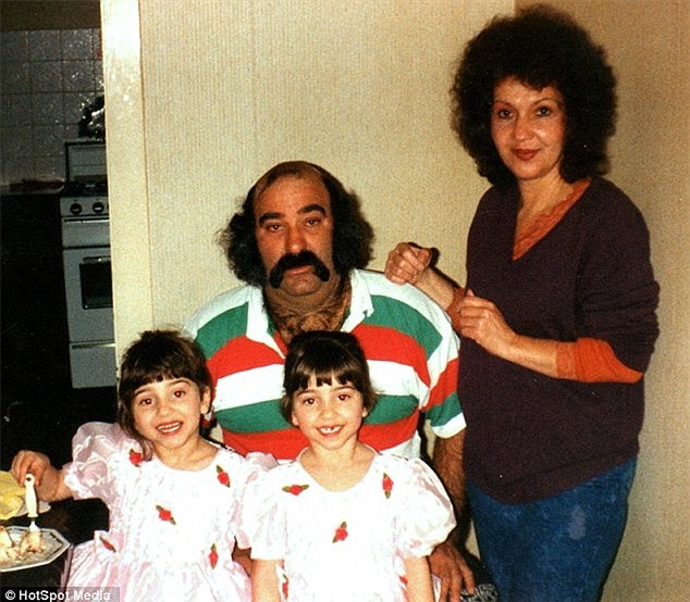 Anna và Lucy khi còn nhỏ cùng với bố mẹ.