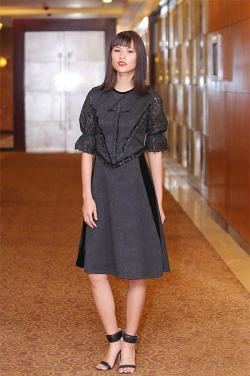 Sao Viet vuong loi trang phuc ruom ra hinh anh