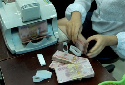 Chênh lệch giữa lãi suất huy động của các ngân hàng thương mại cổ phần và các ngân hàng có vốn nhà nước đã được thu hẹp đáng kể, từ mức 1,5 -1,8%/năm xuống còn 0,8 - 1% ở các kỳ hạn dài (ảnh minh hoạ).