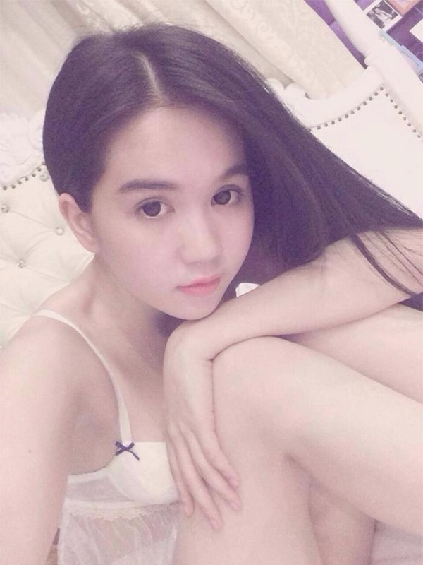 Gương mặt hầu như mộc hoàn toàn của Ngọc Trinh.