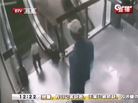 Đi ngược thang máy, bé gái bị kẹp đứt 5 ngón tay