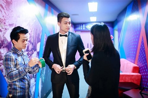 bat gap vinh thuy mac comple mot minh an pho ha noi hinh anh 3