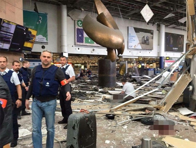 Một góc sân bay Zaventem bị phá hủy sau vụ tấn công.