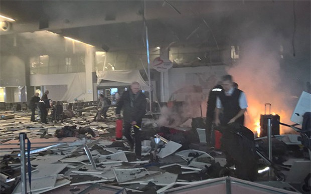
Khói và lửa bốc lên tại hiện trường vụ đánh bom tại sân bay.
