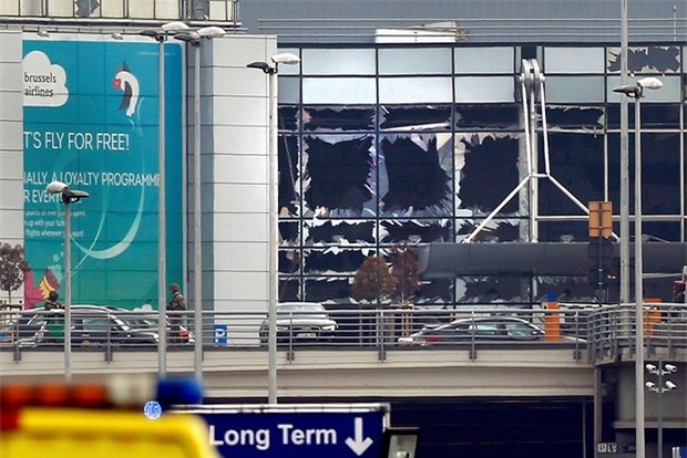 
Hàng loạt cửa kính bị vỡ sau vụ đánh bom tại sân bay Zaventem.
