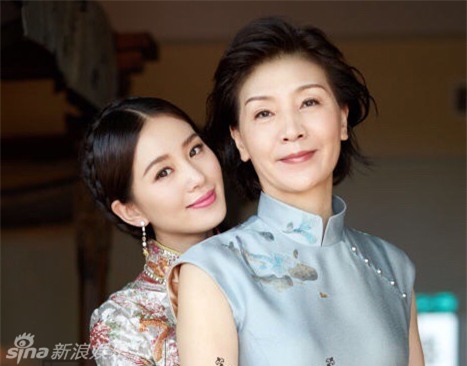 Mẹ của Lưu Thi Thi gây sốt vì gương mặt trẻ đẹp