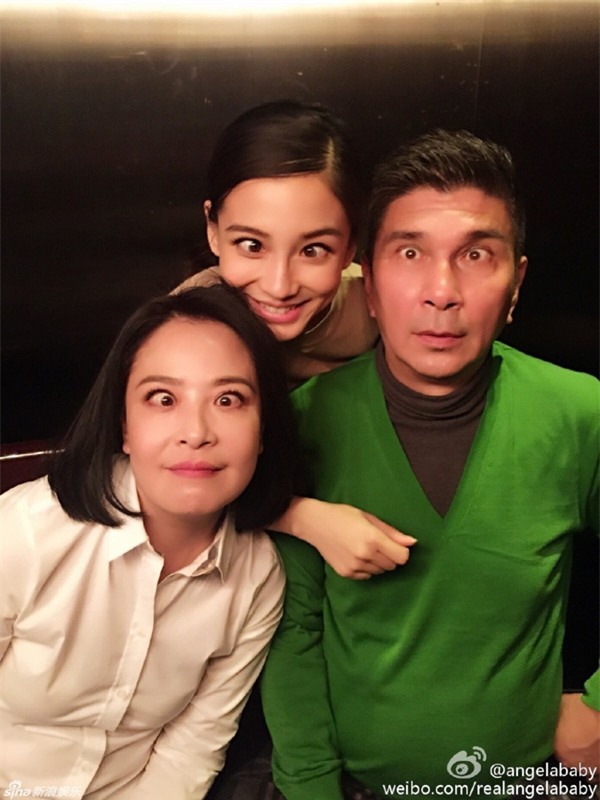 Bố mẹ cùng con gái tạo dáng cực xì tin