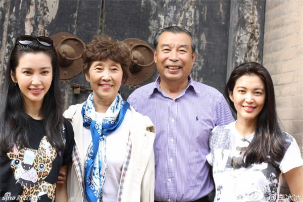 Hai chị em Lý Băng Băng đều có gương mặt giống mẹ