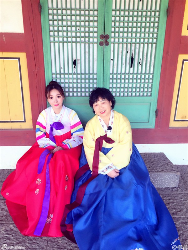 Hai mẹ con Liễu Nham trong trang phục hanbok Hàn Quốc