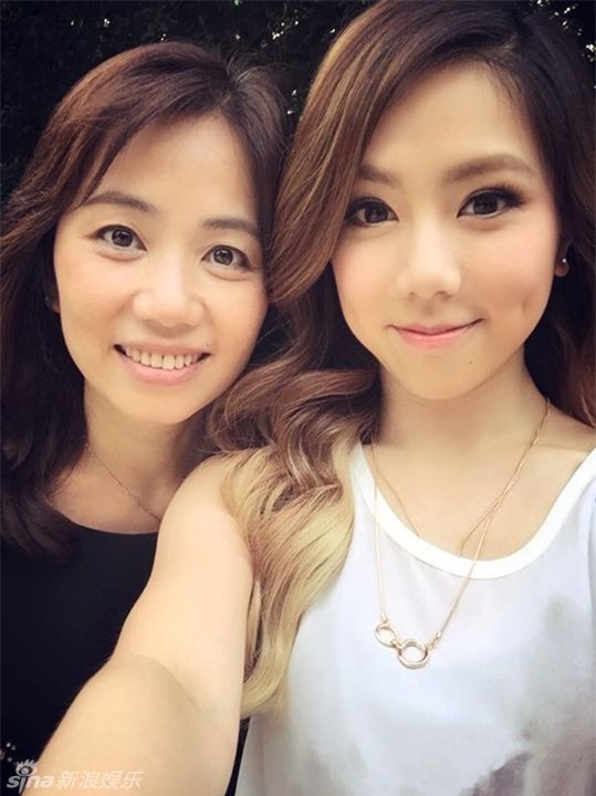 Quả thật mẹ của ca sĩ 9X Đặng Tử Kỳ có gương mặt trẻ trung và xinh đẹp vô cùng